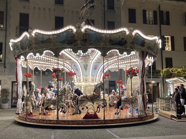 Noël à Brive 2024: Manège de Noël "Christmas tree"